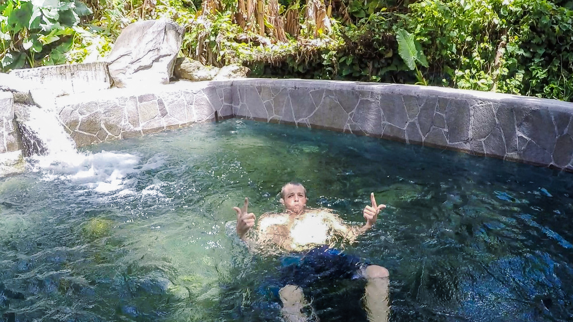 Baignade-bassin-public-eau-chaude-dolé-Guadeloupe-Insolite